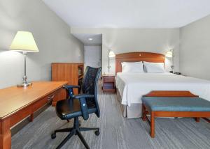 Ein Bett oder Betten in einem Zimmer der Unterkunft Hampton Inn & Suites North Conway