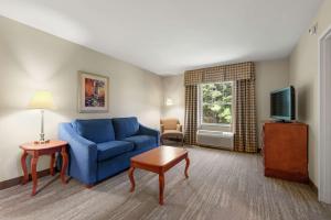 a living room with a blue couch and a tv at Hampton Inn & Suites North Conway in North Conway