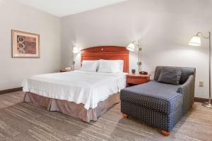 Ein Bett oder Betten in einem Zimmer der Unterkunft Hampton Inn & Suites North Conway