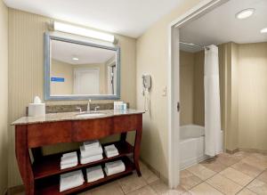 Ein Badezimmer in der Unterkunft Hampton Inn & Suites North Conway