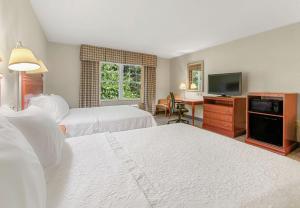 Ein Bett oder Betten in einem Zimmer der Unterkunft Hampton Inn & Suites North Conway