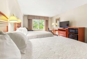 Ein Bett oder Betten in einem Zimmer der Unterkunft Hampton Inn & Suites North Conway