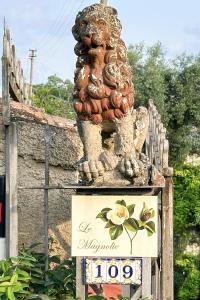 een standbeeld van een leeuw op een bord bij Alloggio turistico appartamento casa Le Magnolie presso Magicland e Magicsplash in Paliano