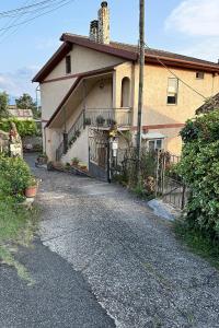 een oprit naar een huis met een poort bij Alloggio turistico appartamento casa Le Magnolie presso Magicland e Magicsplash in Paliano