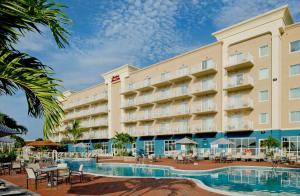 um hotel com piscina e um resort em Hampton Inn & Suites Ocean City em Ocean City