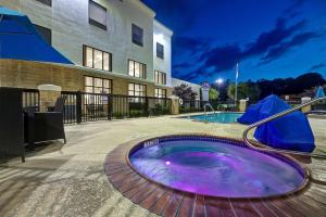 a hot tub in a courtyard next to a building at Hampton Inn & Suites Nacogdoches in Nacogdoches