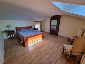 Schlafzimmer mit einem Bett, einem Tisch und Stühlen in der Unterkunft Tanzanite - 6 couchages in Archigny