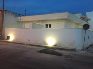 um edifício branco com luzes na lateral em LUX em Taviano
