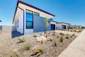una casa con una casa azul y blanca en Desert Oasis, en Prescott Valley