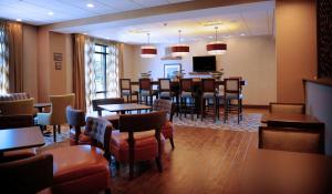 a restaurant with a dining room with tables and chairs at Hampton Inn Crystal River in Crystal River