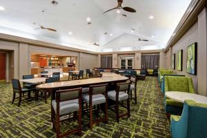 uma grande sala de jantar com mesas e cadeiras em Homewood Suites by Hilton Ocala at Heath Brook em Ocala