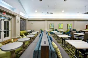 奥卡拉希思河希尔顿惠庭套房酒店的休息区