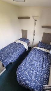 1 dormitorio con 2 camas con planos en The Summer House en Heysham