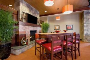 uma sala de jantar com lareira, mesa e cadeiras em Homewood Suites by Hilton Oklahoma City-Bricktown em Oklahoma City