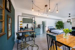 a kitchen and living room with a table and chairs at Altstadtjuwel mit Loft Charme - Netflix in Koblenz