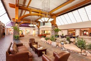 un grand hall avec des canapés et des chaises dans un bâtiment dans l'établissement Hampton Inn Omaha/West Dodge Road, Old Mill, à Omaha