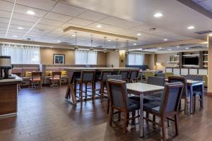 Hampton Inn Norco/Corona في نوركو: مطعم بطاولات وكراسي وبار