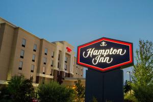 a sign for a hampton inn in front of a building at Hampton Inn Oxford/Conference Center in Oxford