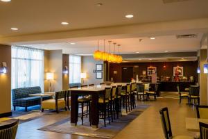 A restaurant or other place to eat at Hampton Inn Oxford/Conference Center