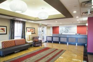 una sala de espera con sofá y barra en Hampton Inn Oxford-West, en Oxford 57 fotos más