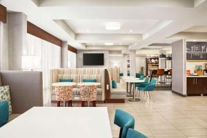 TV a/nebo společenská místnost v ubytování Hampton Inn Paris