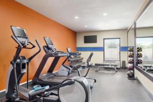 Fitness centrum a/nebo fitness zařízení v ubytování Hampton Inn Paris
