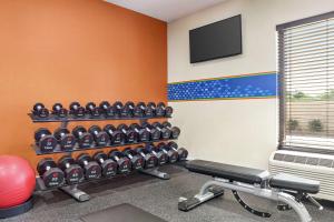 Fitness centrum a/nebo fitness zařízení v ubytování Hampton Inn Paris