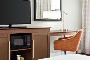 TV a/nebo společenská místnost v ubytování Hampton Inn Paris