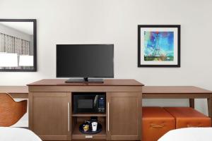 TV a/nebo společenská místnost v ubytování Hampton Inn Paris