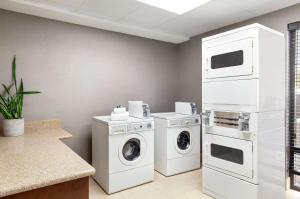 Kuchyň nebo kuchyňský kout v ubytování Hampton Inn Paris