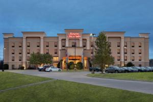 un hotel con un estacionamiento delante de él en Hampton Inn & Suites Pine Bluff, en Pine Bluff