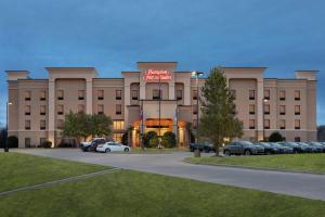 um hotel com um parque de estacionamento em frente em Hampton Inn & Suites Pine Bluff em Pine Bluff
