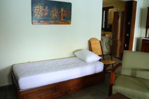 1 dormitorio pequeño con 1 cama y 1 silla en Christy's House Sea View, en Agios Andreas
