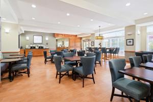 uma sala de jantar com mesas e cadeiras num restaurante em Hampton Inn West Palm Beach-Lake Worth-Turnpike em Lake Worth