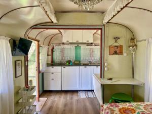 a kitchen with an arched ceiling and white cabinets at Azienda agricola Della Mezzaluna in Stiava