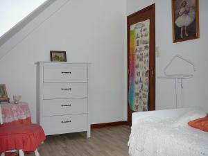 - une chambre avec une commode blanche et un lit dans l'établissement Kerbarbo, à Plouagat