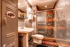 W łazience znajduje się toaleta, prysznic i umywalka. w obiekcie A Downtown Gem - Townhome with Ski Resort Views, Private Hot Tub, Dog-Friendly! MAIND w mieście Breckenridge