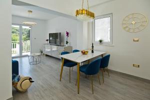 Televízia a/alebo spoločenská miestnosť v ubytovaní Luxury Apartment Veronika