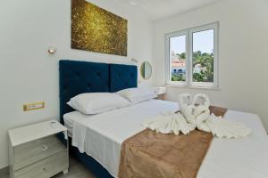 a bedroom with a bed with two swans sitting on it at Luxury Apartment Veronika in Hvar