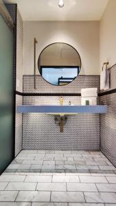 ein Bad mit einem Waschbecken und einem Spiegel in der Unterkunft Met Hotel in La Paz