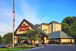 un edificio con una bandera americana delante de él en Hampton Inn & Suites Pigeon Forge On The Parkway en Pigeon Forge