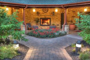 eine Terrasse mit einem Kamin und Blumen vor einem Gebäude in der Unterkunft Hampton Inn Pigeon Forge in Pigeon Forge