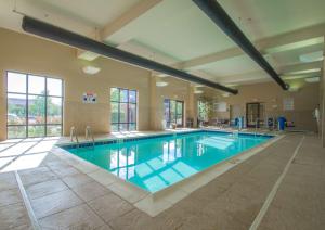 a large swimming pool in a large building at Hampton Inn Greenville in Greenville