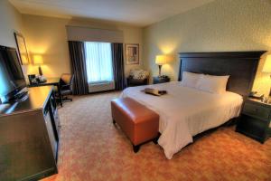Postel nebo postele na pokoji v ubytování Hampton Inn Pigeon Forge