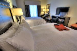 Postel nebo postele na pokoji v ubytování Hampton Inn Pigeon Forge