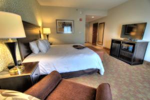 Postel nebo postele na pokoji v ubytování Hampton Inn Pigeon Forge + 32 fotografií