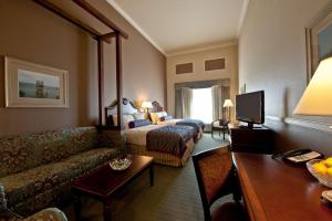 um quarto de hotel com um sofá e uma cama em DoubleTree by Hilton Phoenix-Gilbert em Gilbert