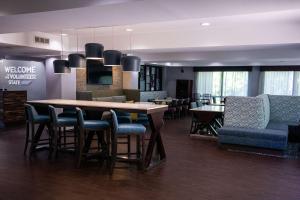Counce的住宿－皮克威克達姆漢普頓酒店- 位於夏伊洛瀑布，客厅配有桌椅和沙发