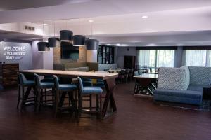 Counce皮克威克达姆汉普顿酒店 - 位于夏伊洛瀑布的带桌椅和沙发的客厅
