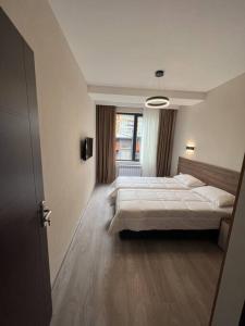 een slaapkamer met een groot bed en een raam bij Crystal Loft 410 Bakuriani in Bakuriani